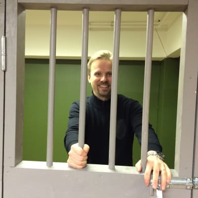 Yrittäjä Juha-Mikael Malinen esittelee pelihuonettaan, johon kuuluu osana vankiselli.