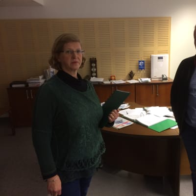 Varhaiskasvatusjohtaja Tarja Leppikangas-Maunula ja kunnanjohtaja Arto Alpia.