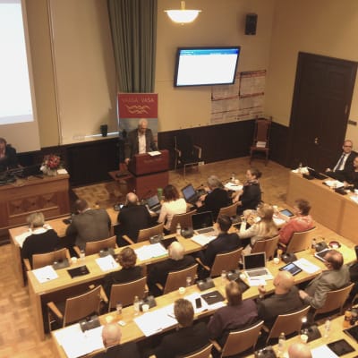 Per Hellman (SDP) i talarstolen under Vasa stadsfullmäktiges budgetbehandling för 2016.