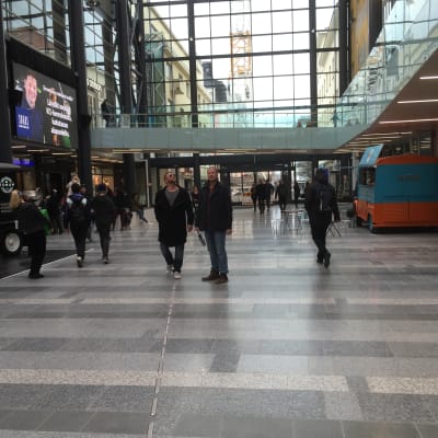 Kauppakeskus Valkean Kesäkatu on Oulun kaupungin katualuetta, mutta kauppakeskuksen sisällä.