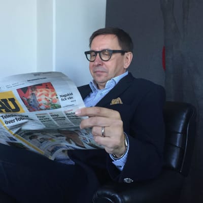 Skattmästaren Lasse Svens vid Stiftelsen för Åbo Akademi sitter och läser Åbo Underrättelser.