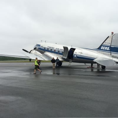 Päälentonäytöksen ehdoton kaunotar. Douglas DC-3 Aeron väreissä.