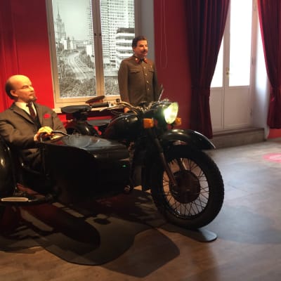 Neuvostovalmisteinen Dnepr-moottoripyörä sekä Leniniä ja Stalinia esittävät näköisnuket Lenin-museossa Tampereella.
