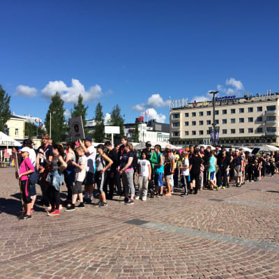 350 palokuntanuorta marssi MIkkelin torille.