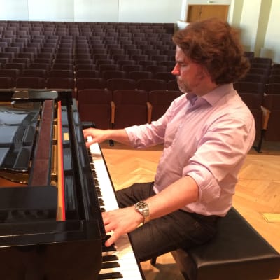 Janne Mertanen soittaa flyygelillä Chopinia Joensuun Konservatorion salissa.