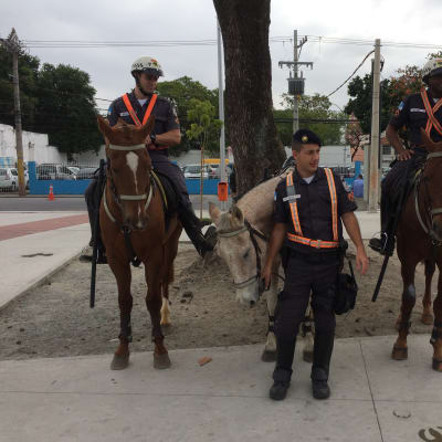 Poliiseja Rion katukuvassa.