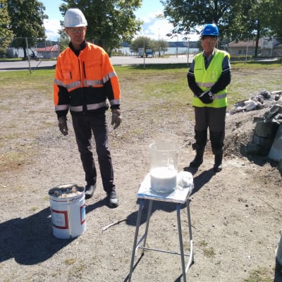 Kurt Lundqvist förevisar hur bränd kalksten reagerar med vatten.