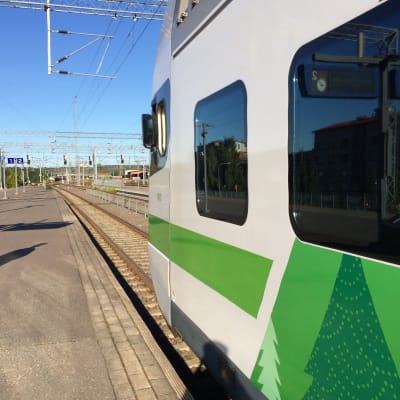 Kuvassa oikorataa ja juna