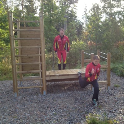 Henrik Malmberg och Maria Ljungqvist provar utomhusgymmet i Västerby friluftsområde.
