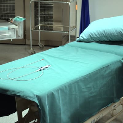 En säng på endoskopiavdelningen på Malms sjukhus.