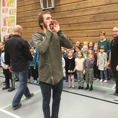 Luokkien ja Duudsonien yhteiskuvaukset käynnissä Pudasjärven hirsikoulukampuksella.