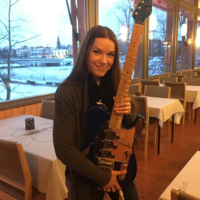 Erja Lyytinen kitaransa kanssa