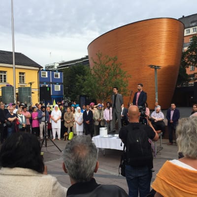 Minnesstund på Narinken för offren i knivattacken i Åbo.