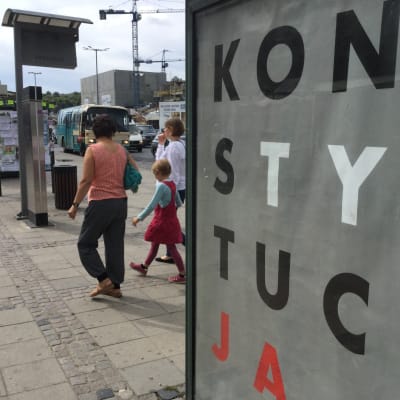 Busshållplatsreklam i Gdansk i Polen där det står "Konstytucja"