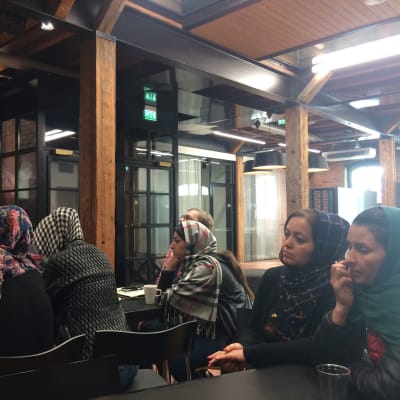 Kvinnliga afghanska journalister på studiebesök i Finland