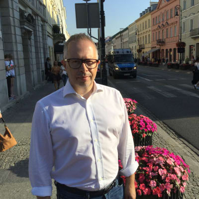 Engelsmannen Robert Mayhew står på gatan Nowy Swiat i Warszawa