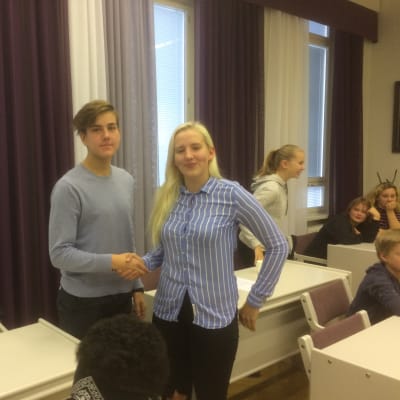 Ungdomsparlamentets nya ordförande Richard Simola och tidigare ordförande Peppi Wilson