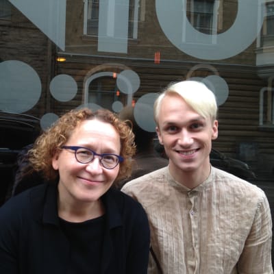Anu Koivunen och Christoffer Strandberg utanför Efter Nio studion