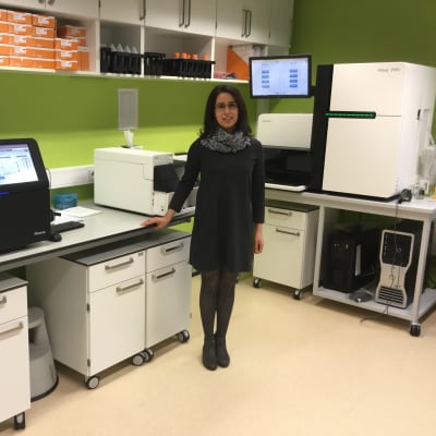 Genomforskaren Lili Milani visar de finaste maskinerna på det estniska Genomcentret i Tartu.