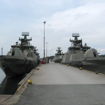 Hamina-klassens robotbåtar i marinens hamn i Obbnäs, Kyrkslätt.
