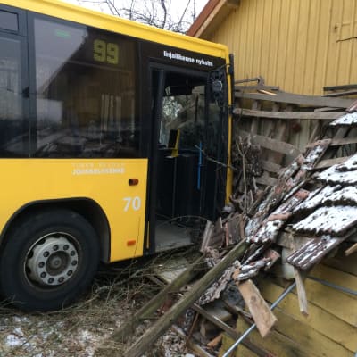 Buss har kört in i en vägg i samband med olycka. 