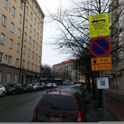 Trafikmärke som visar att gatan ska sopas. 