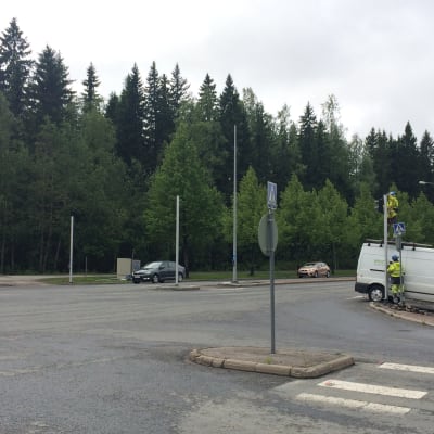 Petosentien ja Blominkadun risteysalueen liikennevaloja asennetaan paikalleen.