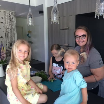 Fabiane Lopesin au pair-päivään kuuluu lasten kanssa kokkaaminen. Seelia seuraa vierestä, kun isommat siskot Elsie ja Alisa pilkkovat salaattitarpeita.