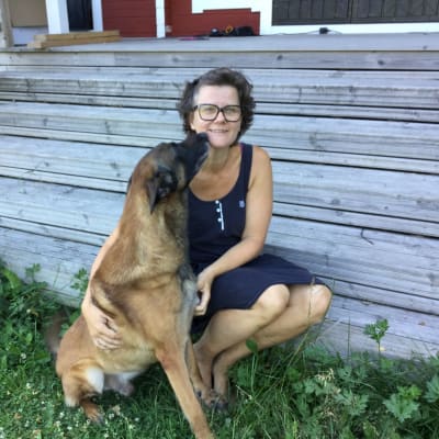Veterinär Lotta Axelson med sin hund.