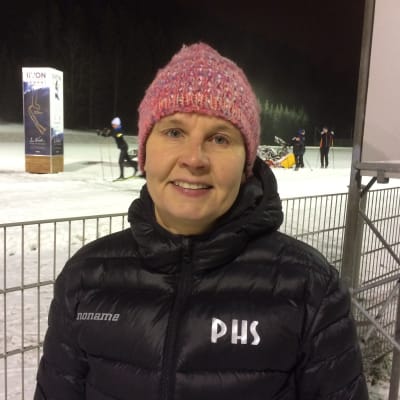 PHS:n hiihto- ja mäkijaoston puheenjohtaja  Kati Happonen Puijon hiihtostadionilla