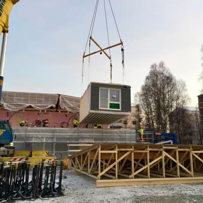 Rovaniemellä Domus Arctican puukerrostalo Kelo pinotaan asuntomoduuleista. Nosturi nostaa Kuhmossa asumisvalmiiksi tehtyä opiskelijayksiötä paikalleen 28.11.2018.