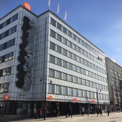 Osuuspankin konttori torin laidalla Kuopiossa