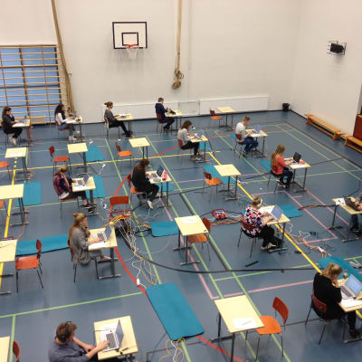 Eleverna i Vasa övningsskolas gymnasium testade det elektroniska studentprovet i modersmål.