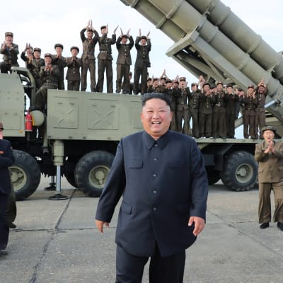 Pohjois-Korean johtaja Kim Jong-un valvoi uuden raskaan raketinheitinjärjestelmän testaamista tuntemattomassa paikassa Pohjois-Koreassa lauantaina.
