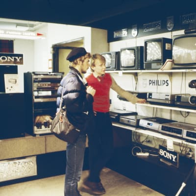 Helsingin Stockmannin tavaratalon viihde-elektroniikan osasto vuonna 1982.