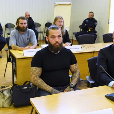Ruotsalaisveljekset Raymond Granholm (vas.) ja Richard Granholm Porvoon ja Pirkanmaan poliisiampumisten pääkäsittelyssä Itä-Uudenmaan käräjäoikeuden Porvoon istuntopaikassa 7. syyskuuta