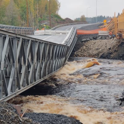 Sortunut väliaikainen silta Nelostien rakennustyömaalla Oulun Haukuiputaalla, Kiiminkijoen kohdalla. 