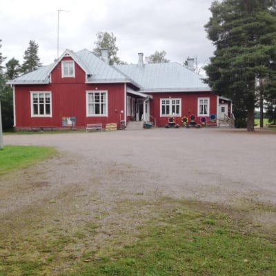 En röd träbyggnad som är Västankvarns skola i Ingå.