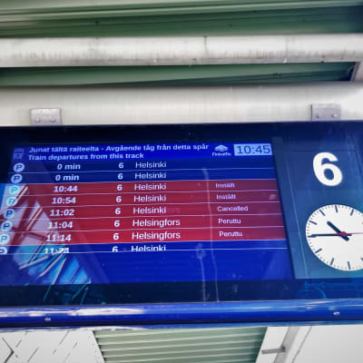 Kello 10.45 Tikkurilasta ei päässyt lainkaan Helsingin suuntaan matkustaviin juniin. 