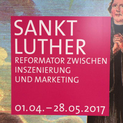 Plansch för utställningen Sankt Luther i Nikolaikyrkan i Berlin.