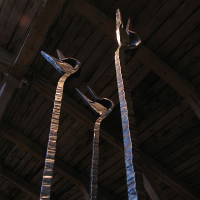 Verket Himlabärarna av Juhani Krappe på smidesutställningen Mitt Kalevala i Fiskars bruk 2015.