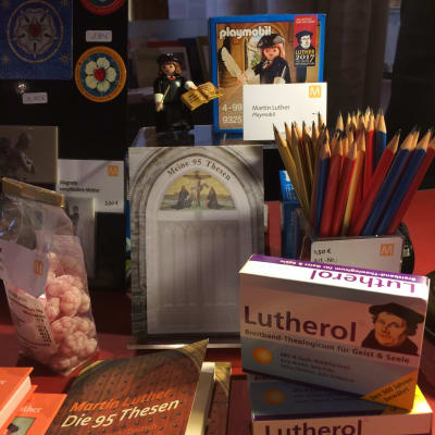 Martin Luther-läkemedel, -godis, -pennor, -skrivblock, -leksaker, -kyksåpsmagnet osv.