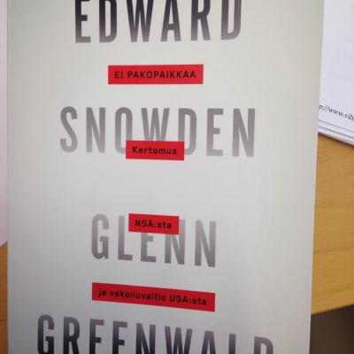 Glenn Greenwalds bok om agenten Edward Snowdens avslöjanden om USA:s avlyssning av tele- och datatrafik utkom den 13 maj 2014.