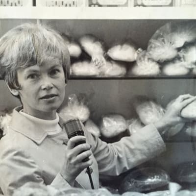 Ulla gyllenberg vid en brödhylla