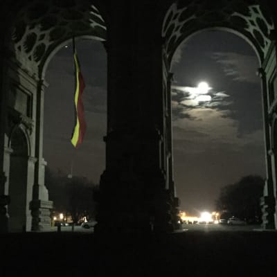 Belgiens flagga i månsken