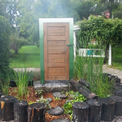 en port och dörr i trädgården