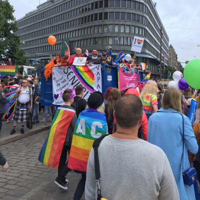 Regnbågsseniorerna deltog i Prideparaden i Helsingfors den 1 juli 2017.
