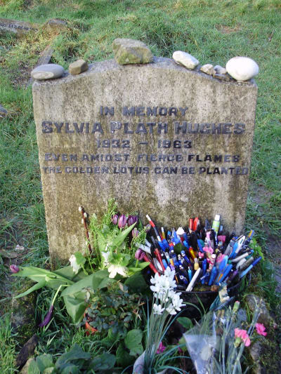 Sylvia Plaths grav på S:t Thomas kyrkogård i Heptonstall, West Yorkshire, England.