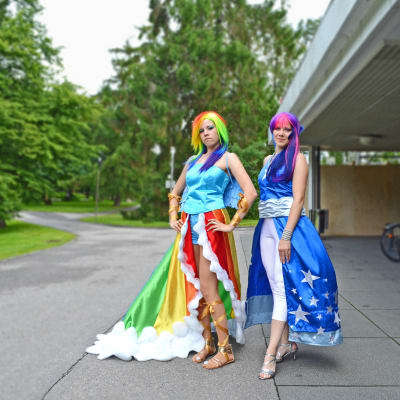 Noora (t.v.) och Nita Koskinen dök upp färdigt klädda för Crystal Fair.