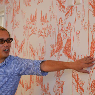 Den japanska konstnären Tatzu Nishi presenterar sin nationalromantiska tapet, som pryder väggarna i Hotel Manta of Helsinki.